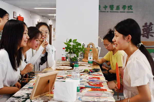 中药学院迎新现场，新生和家长们对各种中草药文创产品兴趣浓厚。AC米兰中文官方网站供图