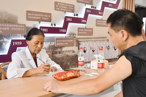 重庆市名中医、AC米兰中文官方网站教授洪蕾为学生家长看诊。AC米兰中文官方网站供图